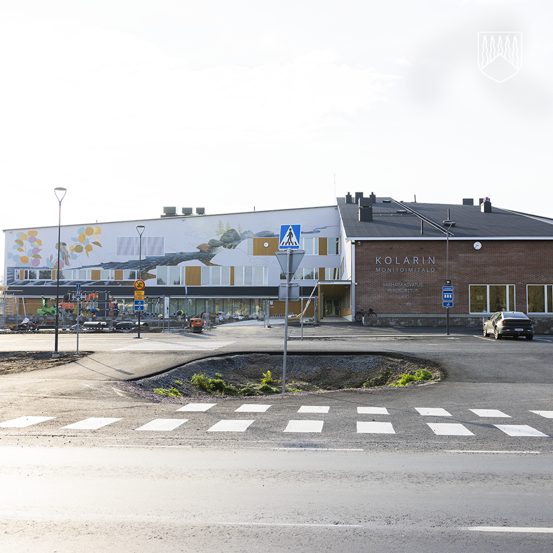 Kolarin monitoimitalo Jokijalantieltä katsottuna.