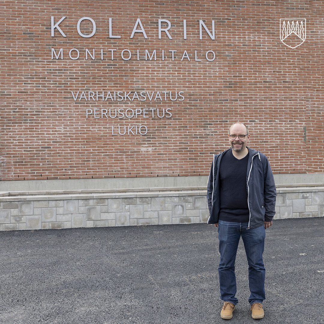 Juha Väisänen monitoimitalon ulkopuolella.