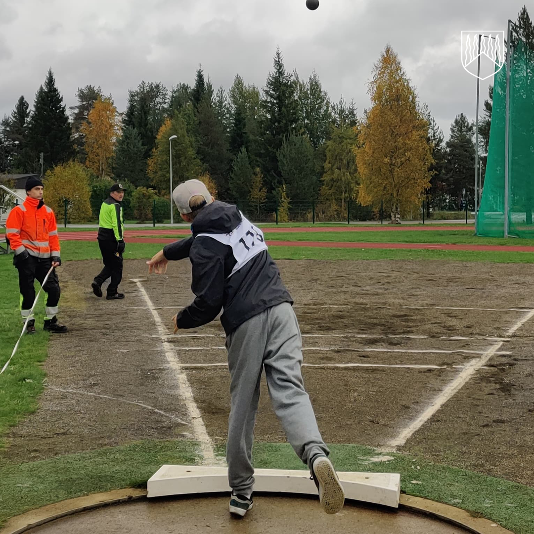 Kuvassa poika työntämässä kuulaa.