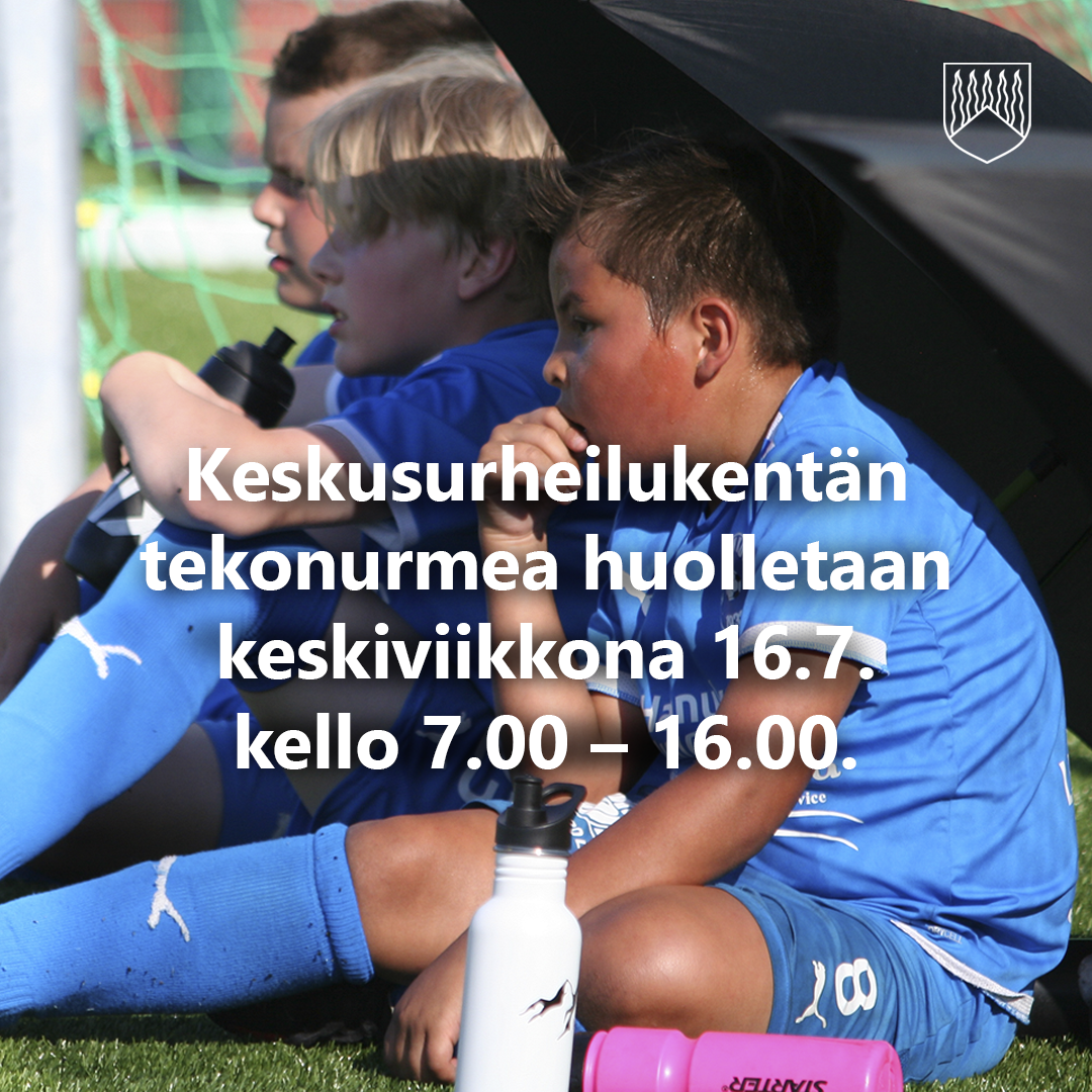 Kuvassa poikia urheilukentällä istumassa Kontion pelivaatteet päällä.