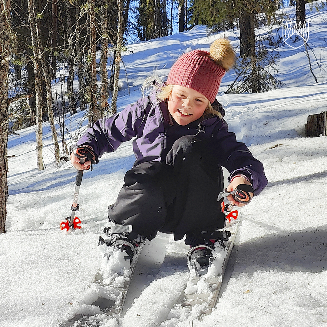 Eniten ääniä sai Janita Koskelan Kevät hangilla -sarjan voittaja kuva lapsesta kurvailemassa metsäreitillä kevät hangilla, 